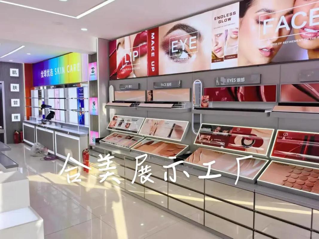 美妝零售新風尚 定制靠墻展示柜打造折扣店視覺營銷利器